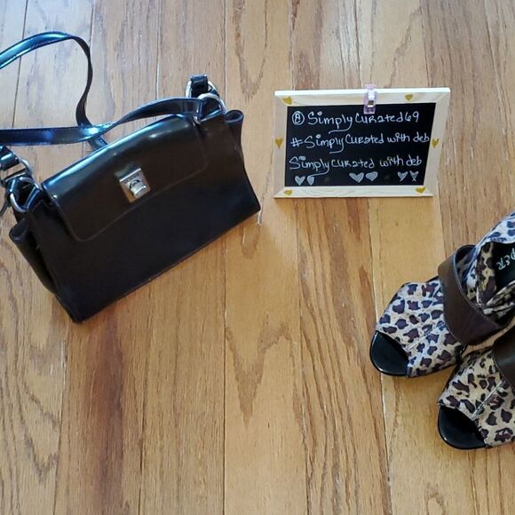 Guess -- small patent leather purse - Picture 2 of 4